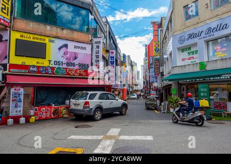 Fotografia di strada nella vivace area di Seomyeon a Busan, Corea del Sud Foto Stock