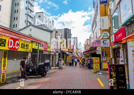 Fotografia di strada nella vivace area di Seomyeon a Busan, Corea del Sud Foto Stock