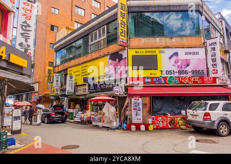 Fotografia di strada nella vivace area di Seomyeon a Busan, Corea del Sud Foto Stock