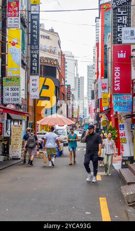 Fotografia di strada nella vivace area di Seomyeon a Busan, Corea del Sud Foto Stock