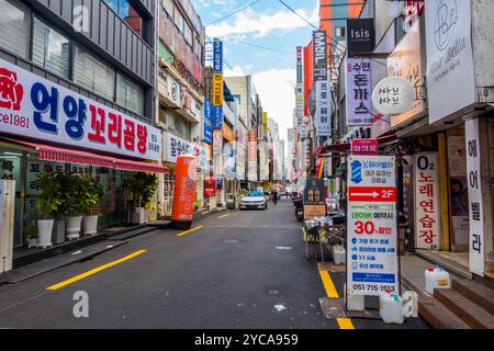 Fotografia di strada nella vivace area di Seomyeon a Busan, Corea del Sud Foto Stock