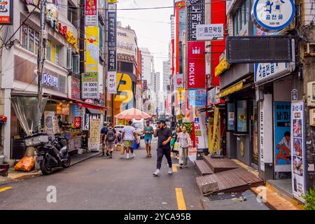 Fotografia di strada nella vivace area di Seomyeon a Busan, Corea del Sud Foto Stock