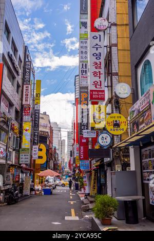 Fotografia di strada nella vivace area di Seomyeon a Busan, Corea del Sud Foto Stock