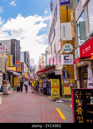 Fotografia di strada nella vivace area di Seomyeon a Busan, Corea del Sud Foto Stock