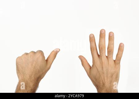 Mano dell'uomo turco su sfondo bianco isolato, conta il numero 6, mostra sei dita, spazio per il testo. Foto Stock