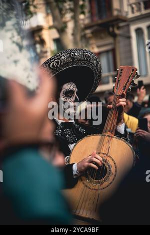 Barcellona, ​​Catalonia, Spagna, 4 novembre 2023 - Catrinas sfilata sulla Rambla Catalunya per celebrare la giornata messicana dei morti. Foto Stock