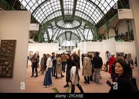 Parigi, Francia. 18 ottobre 2024. La gente partecipa alla fiera di arte contemporanea Art Basel al Grand Palais di Parigi. La terza edizione di Art Basel Paris, la fiera dell'arte contemporanea, si è finalmente trasferita al Grand Palais, dopo tre anni di lavori di restauro dello storico edificio parigino. L'evento si svolge dal 18 al 20 ottobre e presenta 195 gallerie provenienti da 42 paesi. (Immagine di credito: © Telmo Pinto/SOPA Images via ZUMA Press Wire) SOLO PER USO EDITORIALE! Non per USO commerciale! Foto Stock