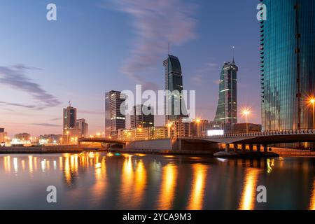 Bahrain Financial Harbor, Harbor Towers, vista dello skyline del Bahrain al tramonto all'alba Foto Stock