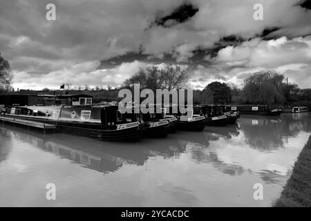 Imbarcazioni per narrowboats presso Napton Junction, Napton Marina, Stockton, Southam, Warwickshire, Inghilterra Foto Stock