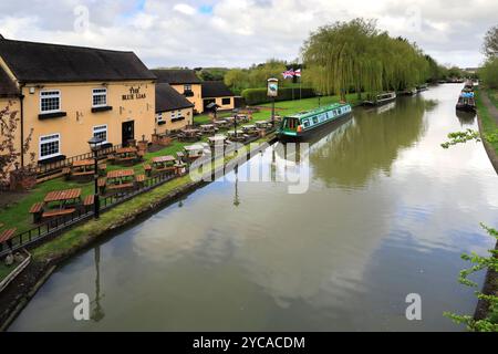 Barche per narrowboat fuori dal pub Blue Lias, Stockton, Southam, Warwickshire, Inghilterra Foto Stock