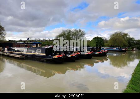 Imbarcazioni per narrowboats presso Napton Junction, Napton Marina, Stockton, Southam, Warwickshire, Inghilterra Foto Stock