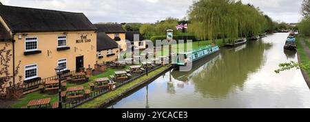 Barche per narrowboat fuori dal pub Blue Lias, Stockton, Southam, Warwickshire, Inghilterra Foto Stock