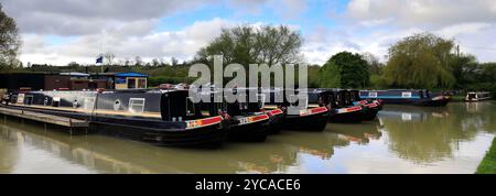 Imbarcazioni per narrowboats presso Napton Junction, Napton Marina, Stockton, Southam, Warwickshire, Inghilterra Foto Stock