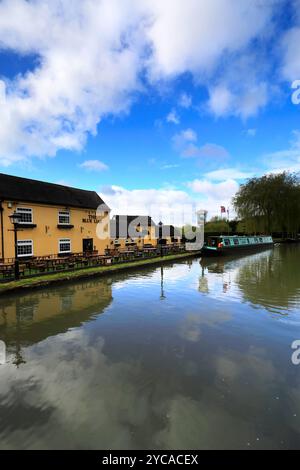 Barche per narrowboat fuori dal pub Blue Lias, Stockton, Southam, Warwickshire, Inghilterra Foto Stock