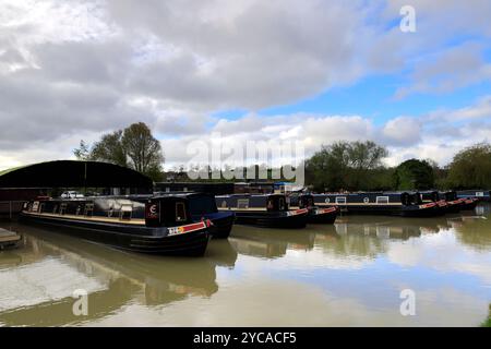 Imbarcazioni per narrowboats presso Napton Junction, Napton Marina, Stockton, Southam, Warwickshire, Inghilterra Foto Stock