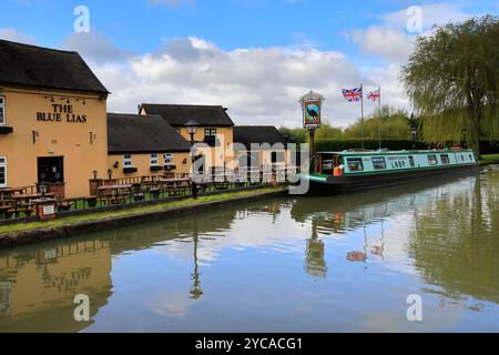 Barche per narrowboat fuori dal pub Blue Lias, Stockton, Southam, Warwickshire, Inghilterra Foto Stock