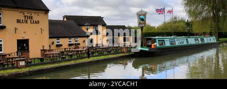 Barche per narrowboat fuori dal pub Blue Lias, Stockton, Southam, Warwickshire, Inghilterra Foto Stock