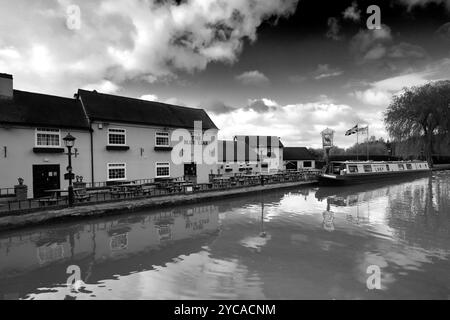 Barche per narrowboat fuori dal pub Blue Lias, Stockton, Southam, Warwickshire, Inghilterra Foto Stock