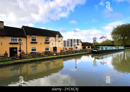 Barche per narrowboat fuori dal pub Blue Lias, Stockton, Southam, Warwickshire, Inghilterra Foto Stock