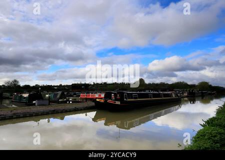 Imbarcazioni per narrowboats presso Napton Junction, Napton Marina, Stockton, Southam, Warwickshire, Inghilterra Foto Stock