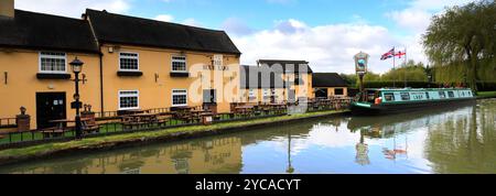 Barche per narrowboat fuori dal pub Blue Lias, Stockton, Southam, Warwickshire, Inghilterra Foto Stock