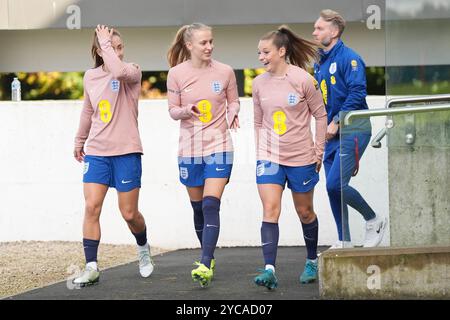 Maya le Tissier (a sinistra), Aggie Beever-Jones (al centro) ed Ella Toone (a destra) durante una sessione di allenamento a St George's Park, Burton-on-Trent. Data foto: Martedì 22 ottobre 2024. Foto Stock