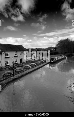 Barche per narrowboat fuori dal pub Blue Lias, Stockton, Southam, Warwickshire, Inghilterra Foto Stock