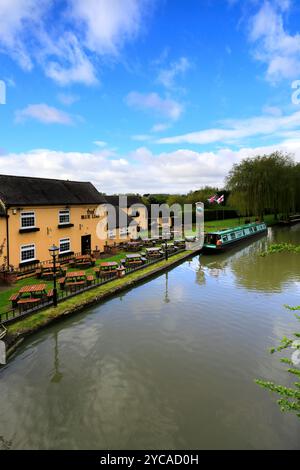 Barche per narrowboat fuori dal pub Blue Lias, Stockton, Southam, Warwickshire, Inghilterra Foto Stock