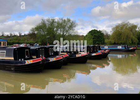 Imbarcazioni per narrowboats presso Napton Junction, Napton Marina, Stockton, Southam, Warwickshire, Inghilterra Foto Stock