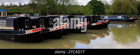 Imbarcazioni per narrowboats presso Napton Junction, Napton Marina, Stockton, Southam, Warwickshire, Inghilterra Foto Stock