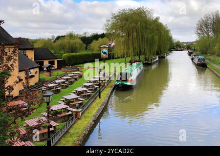 Barche per narrowboat fuori dal pub Blue Lias, Stockton, Southam, Warwickshire, Inghilterra Foto Stock