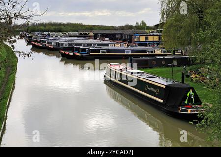 Imbarcazioni per narrowboats presso Napton Junction, Napton Marina, Stockton, Southam, Warwickshire, Inghilterra Foto Stock