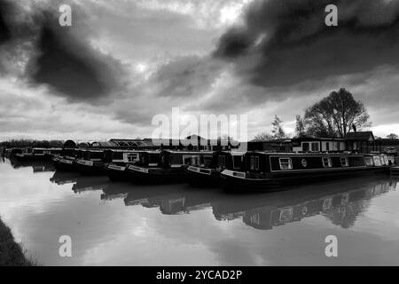 Imbarcazioni per narrowboats presso Napton Junction, Napton Marina, Stockton, Southam, Warwickshire, Inghilterra Foto Stock