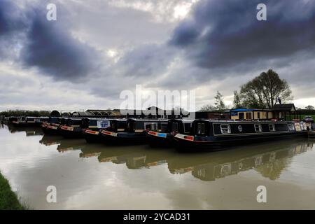 Imbarcazioni per narrowboats presso Napton Junction, Napton Marina, Stockton, Southam, Warwickshire, Inghilterra Foto Stock