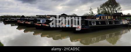 Imbarcazioni per narrowboats presso Napton Junction, Napton Marina, Stockton, Southam, Warwickshire, Inghilterra Foto Stock