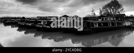 Imbarcazioni per narrowboats presso Napton Junction, Napton Marina, Stockton, Southam, Warwickshire, Inghilterra Foto Stock