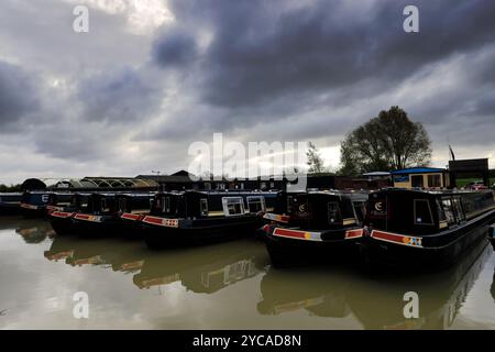 Imbarcazioni per narrowboats presso Napton Junction, Napton Marina, Stockton, Southam, Warwickshire, Inghilterra Foto Stock