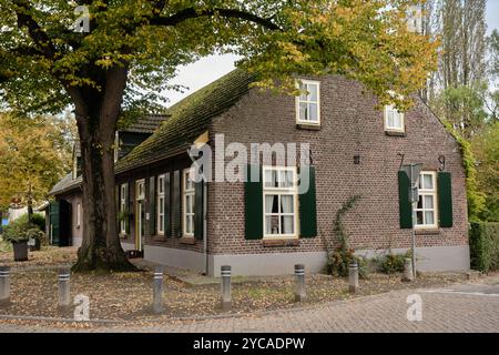 Tipica ex casa colonica del 1879, a Opwetten, un quartiere di Nuenen, il villaggio di Van Gogh nel Brabante settentrionale, Paesi Bassi. Foto Stock