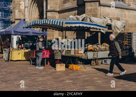 Stoccarda, GERMANIA, marzo 9,2024, persone che frequentano il mercato agricolo, esplorano i prodotti freschi. Foto di alta qualità Foto Stock