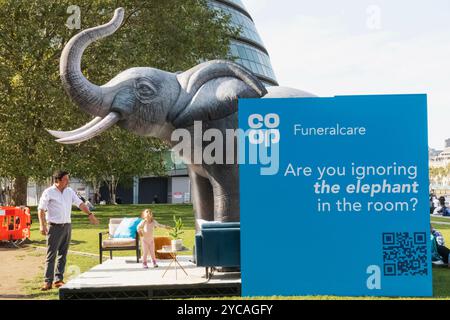 Inghilterra, Londra, Southwark, Potters Field Park, promozione Pop-Up Co-op Funeral Care Foto Stock