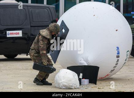 Goyang, Corea del Sud. 22 ottobre 2024. Un membro dell'EOD dell'esercito sudcoreano partecipa all'esercitazione di risposta ai palloni della spazzatura della Corea del Nord durante le esercitazioni di risposta alle crisi provocatorie a Goyang, a nord di Seoul. La Corea del Nord ha lanciato più di 5.000 palloni nella Corea del Sud dalla fine di maggio 2024 per rappresaglia contro volantini anti-Pyongyang lanciati da attivisti e disertori nordcoreani nella Corea del Sud. Credito: SOPA Images Limited/Alamy Live News Foto Stock