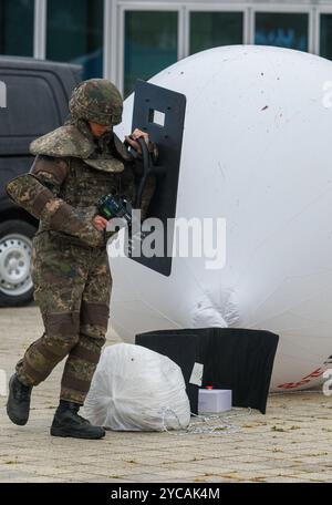 Goyang, Corea del Sud. 22 ottobre 2024. Un membro dell'EOD dell'esercito sudcoreano partecipa all'esercitazione di risposta ai palloni della spazzatura della Corea del Nord durante le esercitazioni di risposta alle crisi provocatorie a Goyang, a nord di Seoul. La Corea del Nord ha lanciato più di 5.000 palloni nella Corea del Sud dalla fine di maggio 2024 per rappresaglia contro volantini anti-Pyongyang lanciati da attivisti e disertori nordcoreani nella Corea del Sud. Credito: SOPA Images Limited/Alamy Live News Foto Stock