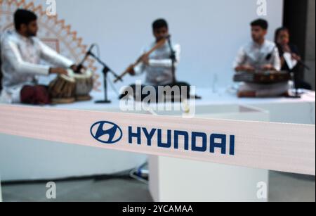 Mumbai, India. 22 ottobre 2024. Il logo Hyundai è esposto su una barricata prima della cerimonia di quotazione della Hyundai Motor India alla Borsa Nazionale (NSE) di Mumbai. Credito: SOPA Images Limited/Alamy Live News Foto Stock