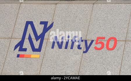 Mumbai, India. 22 ottobre 2024. Un logo nifty 50 è esposto nell'edificio della National Stock Exchange (NSE) di Mumbai. Credito: SOPA Images Limited/Alamy Live News Foto Stock