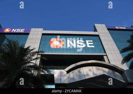 Mumbai, India. 22 ottobre 2024. Una vista dell'edificio della Borsa Nazionale (NSE) dall'esterno prima della cerimonia di quotazione della Hyundai Motor India alla Borsa Nazionale (NSE) di Mumbai. Credito: SOPA Images Limited/Alamy Live News Foto Stock