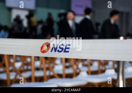 Mumbai, India. 22 ottobre 2024. Il logo della Borsa Nazionale (NSE) è esposto su una barricata prima della cerimonia di quotazione della Hyundai Motor India alla Borsa Nazionale (NSE) di Mumbai. Credito: SOPA Images Limited/Alamy Live News Foto Stock