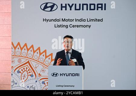 Mumbai, India. 22 ottobre 2024. Unsoo Kim, amministratore delegato (MD), Hyundai Motor India Limited parla durante la cerimonia di quotazione di Hyundai Motor India presso la National Stock Exchange (NSE) di Mumbai. Credito: SOPA Images Limited/Alamy Live News Foto Stock