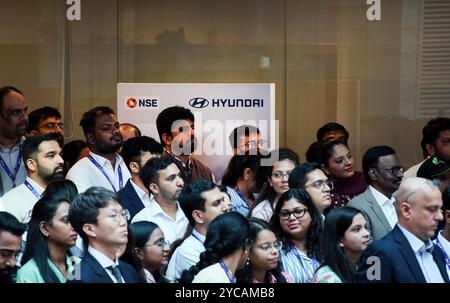 Mumbai, India. 22 ottobre 2024. Si vedono persone in piedi vicino al logo della Hyundai e della National Stock Exchange (NSE) durante la cerimonia di quotazione della Hyundai Motor India alla National Stock Exchange (NSE) di Mumbai. Credito: SOPA Images Limited/Alamy Live News Foto Stock