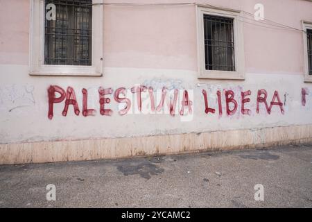 Un muro nel centro di Roma si è infilato di vernice rossa con le parole "Palestina libera” in segno di protesta contro la guerra israeliana di Hamas a Gaza Foto Stock