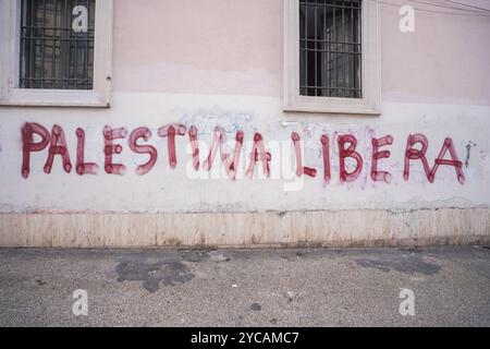 Un muro nel centro di Roma si è infilato di vernice rossa con le parole "Palestina libera” in segno di protesta contro la guerra israeliana di Hamas a Gaza Foto Stock